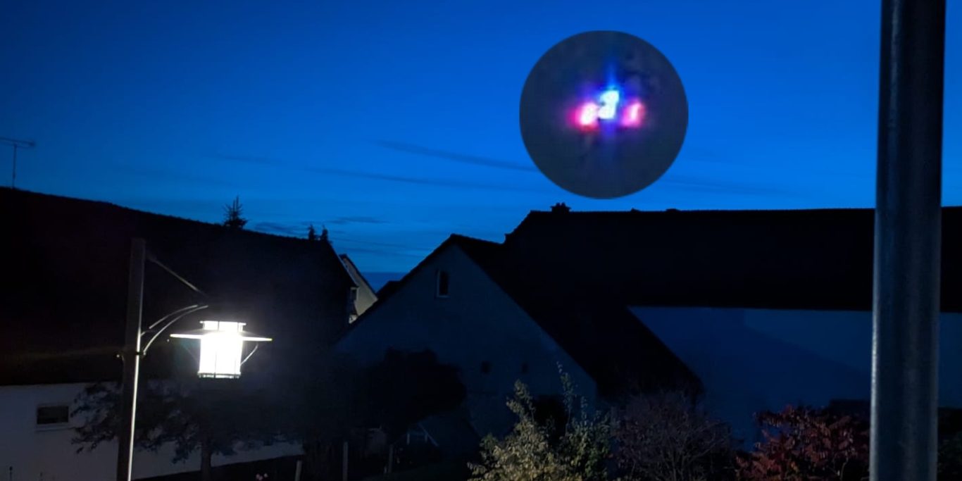 Pförring 2025 - vermutlich eine Drohne Am dunklen Himmel ein Objekt, das aus zwei vertikalen roten Lichtern und mittig aus zwei hellen Lichtern zu bestehen scheint.