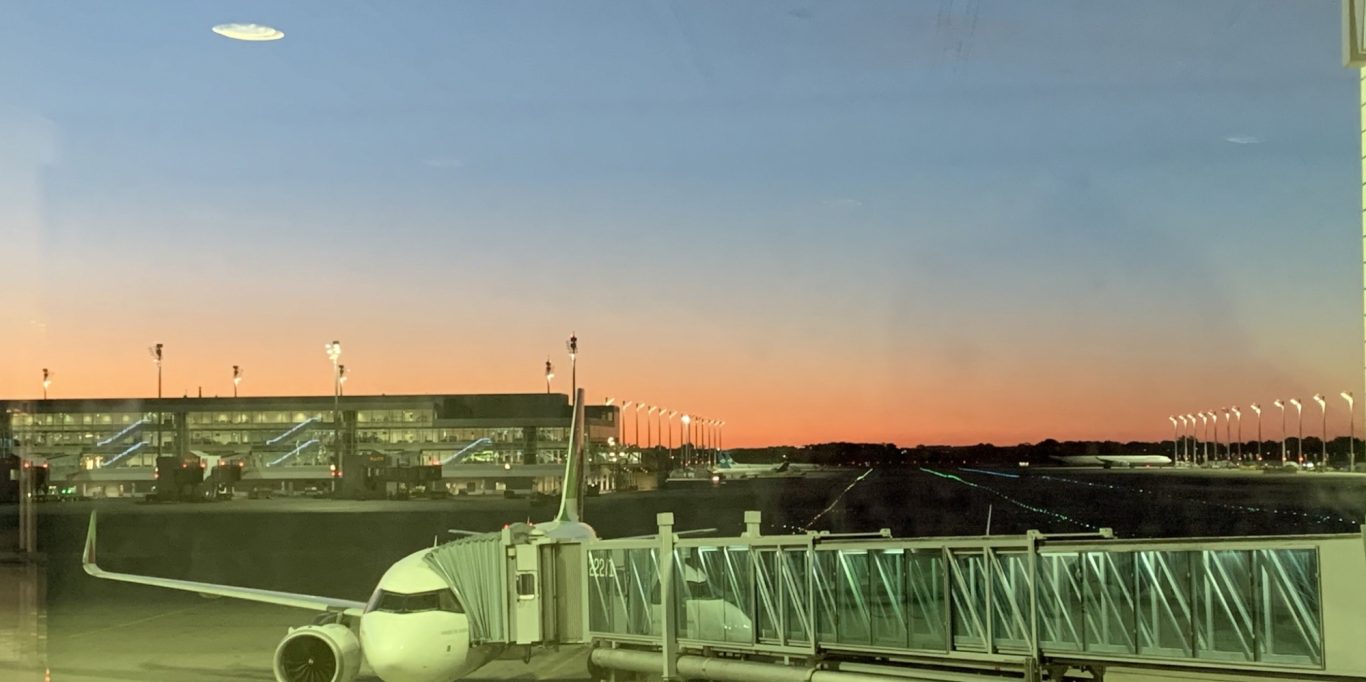 München 2024 - Reflexion einer Leuchte im Fenster Über dem Flughafen am Himmel ein helles ovales Objekt, das ringförmige Strukturen aufweist.